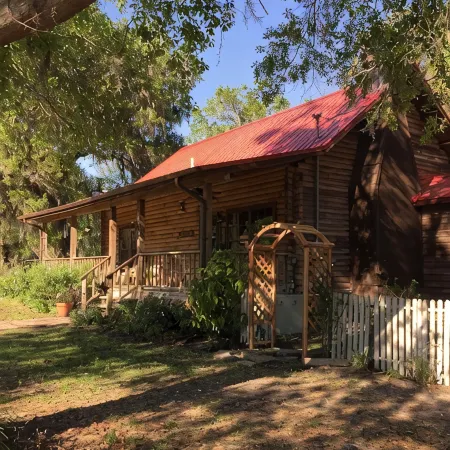 Log Cabin near Ocala and World Equestrian Center ideal for family retreats.