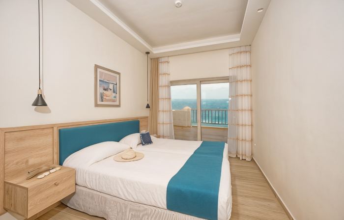 Cavos Bay Hotel & Studios