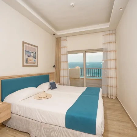 Cavos Bay Hotel & Studios