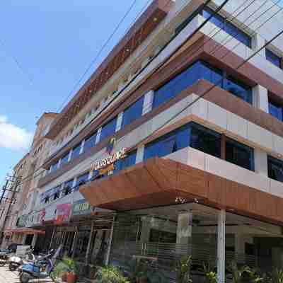 Four Square Comforts Hotel Exterior