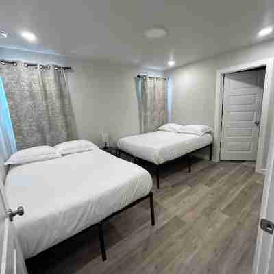 Gorgeous 3-bedroom house with 6 Beds and AC in Odessa Rooms