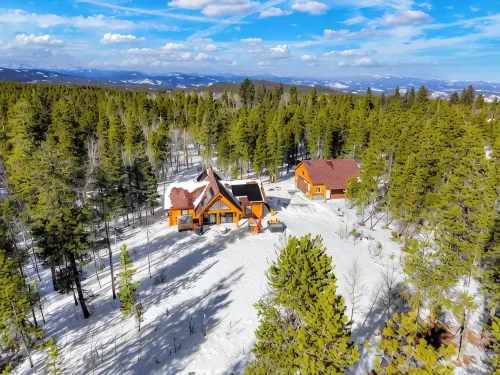 Cozy Log Cabin w/ Private Lake & State Park Access! Jacuzzi, Sauna, Kayaks! - Chalets