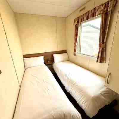 3Bedroom Caravan, Few Minutes Walk from the Beach, Enjoy a Night or Two Rooms