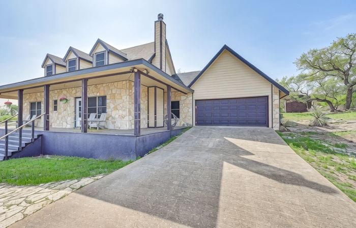 Charming 3-bedroom 3-bathroom house with WiFi, AC in fantastic Buchanan Dam