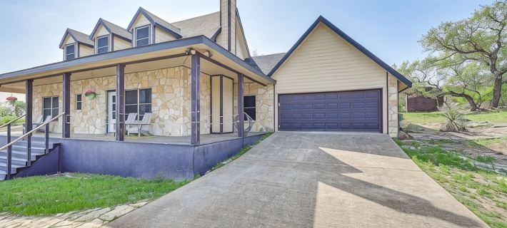 Charming 3-bedroom 3-bathroom house with WiFi, AC in fantastic Buchanan Dam Hotels in Llano County