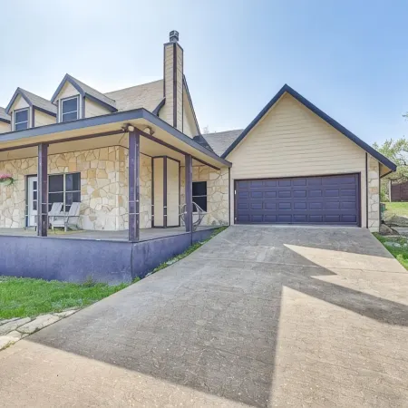 Charming 3-bedroom 3-bathroom house with WiFi, AC in fantastic Buchanan Dam