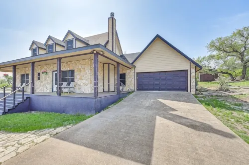 Charming 3-bedroom 3-bathroom house with WiFi, AC in fantastic Buchanan Dam
