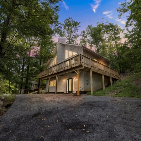 Mountain Chic Retreat-Harpers Ferry, the AT, Wine country w/ Lake Beach passes!