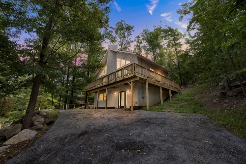 Mountain Chic Retreat-Harpers Ferry, the AT, Wine country w/ Lake Beach passes!