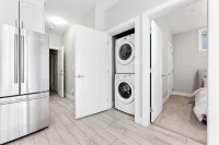 Cozy & Convenient · 2 Mins from SkyTrain · Central Location - Bungalow