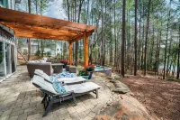 Spacious Luxury Lakefront Home w/ Hottub, Outdoor Sauna, & Gym Near Clemson