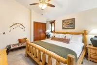 Bear Paw Haven-nestled in the trees. Pet & family friendly. HOT TUB, Free WiFi