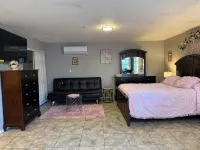 Chic Studio B w/private yard