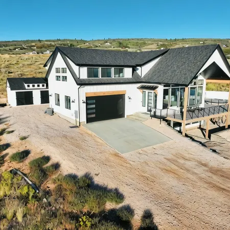 Bear Lake getaway for the whole family! Sleeps 32! Beach access included!!
