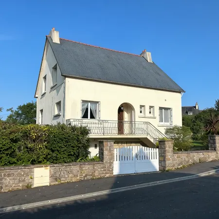 Ideally located in the heart of Crozon in a quiet area