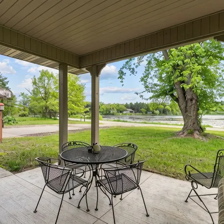 Relaxing property on a quiet road! Leave the hustle and bustle behind!