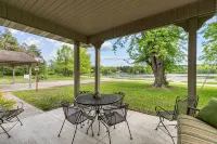 Relaxing property on a quiet road! Leave the hustle and bustle behind!