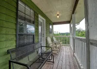 Dog Friendly! Less Than a Mile from Dollywood and a Min Drive to the Parkway