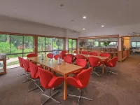 Paradise Hotel & Resort 번트파인 호텔