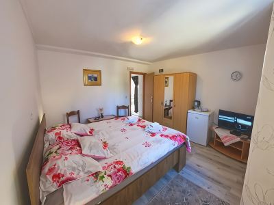 Room for Two with Private Bath, Near the Sea, Zambratija, WiFi, Parking