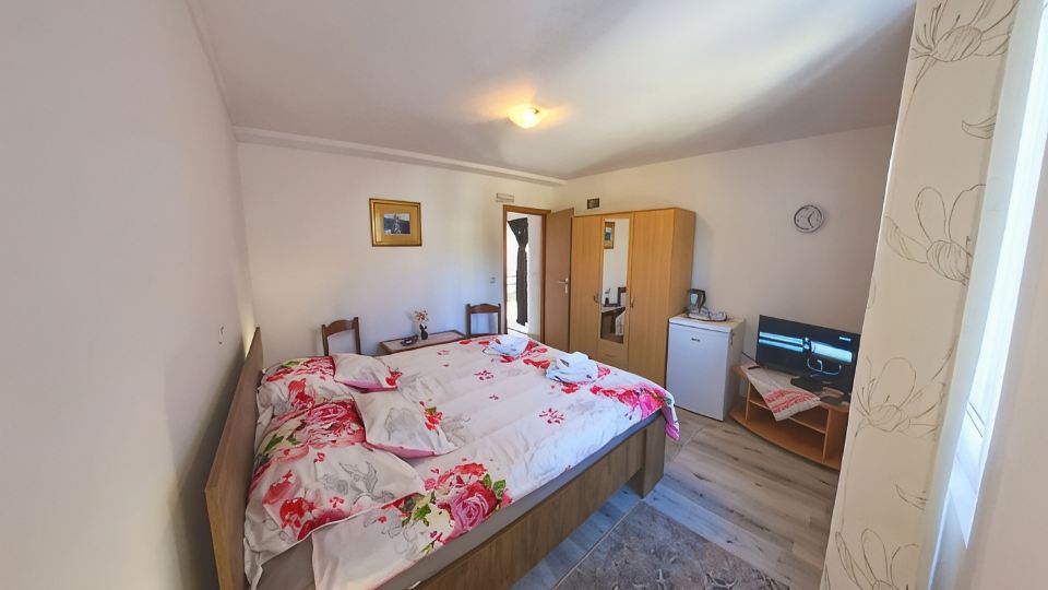 Room for Two with Private Bath, Near the Sea, Zambratija, WiFi, Parking
