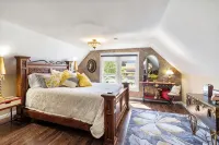 Victorian Secrets 1897 Home - Curious? Eclectic, convenient & ❤️ of wine country
