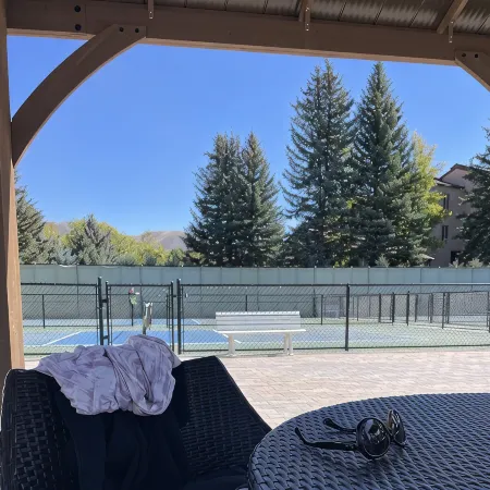 Cozy 2 bd/2 ba Condo w/ dual decks minutes from town & slopes!