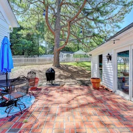King St Retreat- Pvt Pool, Bball, Ping Pong, Pets OK