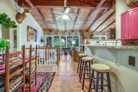 Highlands Hideaway Two Blocks from Main Street