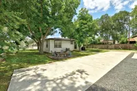 New Braunfels - 2 min walk to Schlitterbahn, walk to River, 2 miles from Gruene! - 4-Star