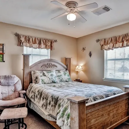Walk to Shore and Restaurants Surfside Beach Home!
