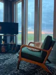 Peaceful Retreat: Modern, Moody, w/ Mountain Views, Covered Deck + Firepit - シャレー