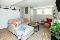 Modern Boho Townhome w/Hidden Reading Nook Near Downtown Des Moines! - 방갈로