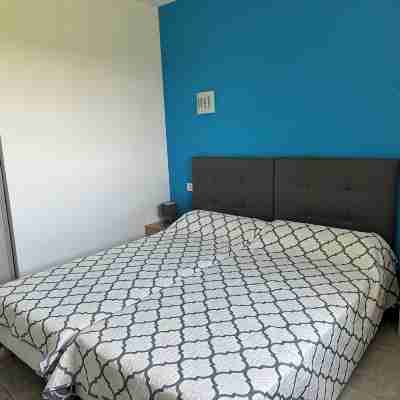 Uzès: "L'Olivier" Apartment in a Country House, 10 Minutes on Foot from downtown—July Discount Rooms