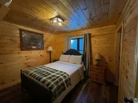 Unwind at Whispering Woods / Hot Tub, Waterfall, Arcade & Nature - Boutique