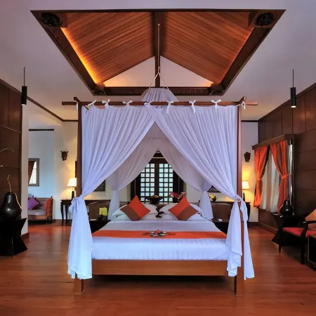 Aureum Palace Hotel and Resort Inle Отели рядом с достопримечательностью «Монастырь Шве-Ян-Пяй»