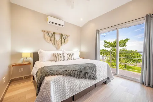Newly Remodeled Beachfront Home! - 4 tähden