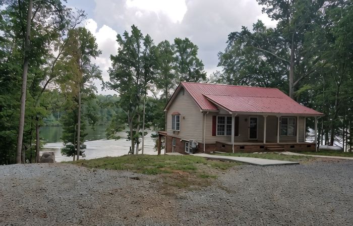 Mayo Lake Lower Unit Highend, Clean, Updated