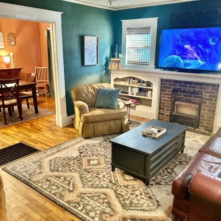 Charming 3-bedroom bungalow in delightful Fort Smith with WiFi, AC