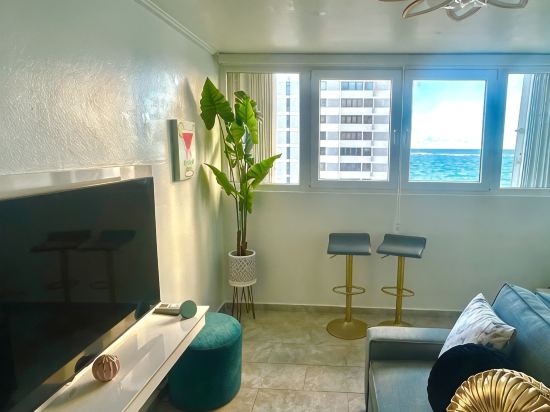 Endless Summer City Suite - Stylish Stay in Prime Location