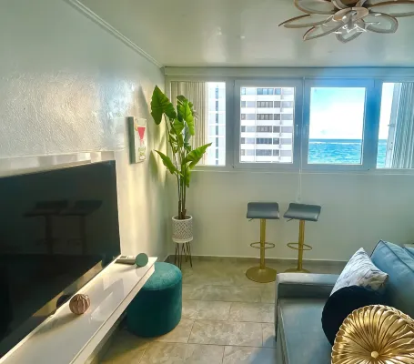 Endless Summer City Suite - Stylish Stay in Prime Location - Kitchen