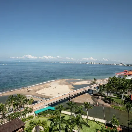 Panoramic Oceanview, Luxury Condo 3 bd, 3bath on the beach.