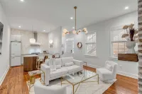 The Saint's Suite - brand new 3 Bed/3 EnSuite Bath, 1 Block to King - Condos