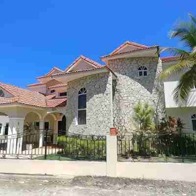 Large 6 bedroom, Luxury Villa with Pool, Ocean View, Fully Staffed, Near Beach! Hotel Exterior