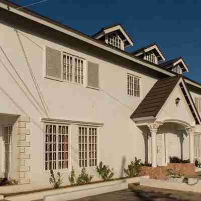 Lawrence Pool House Hotel Exterior