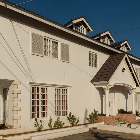 Lawrence Pool House