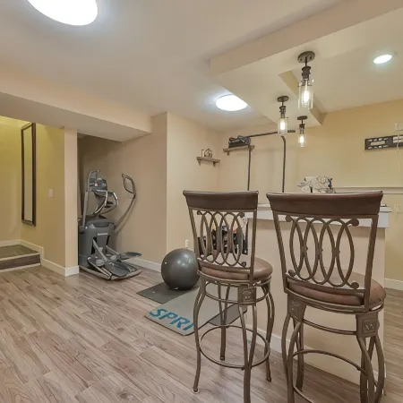 Entire Home-Beautiful 4BR, 3.5BA Retreat in Ankeny, Iowa 2 King Beds, Fenced, AC