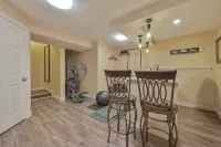 Entire Home-Beautiful 4BR, 3.5BA Retreat in Ankeny, Iowa 2 King Beds, Fenced, AC - 발코니
