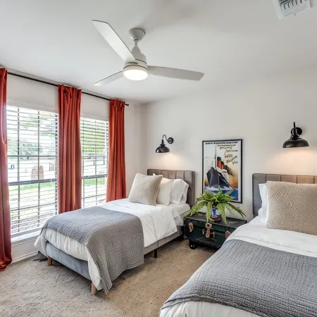 Cozy Designer Family Home Arcade, Park, Tennis, Trails, Pickleball and King bed