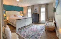 Lil' Ms. Clementine 2-Bedroom Home in Historic District with Golfcart Option - 3-Star